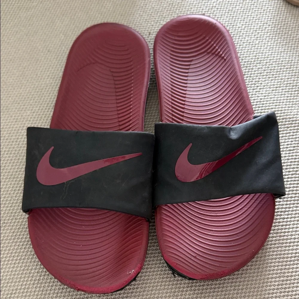 Nike boys Maroon and Black Slide Sandals